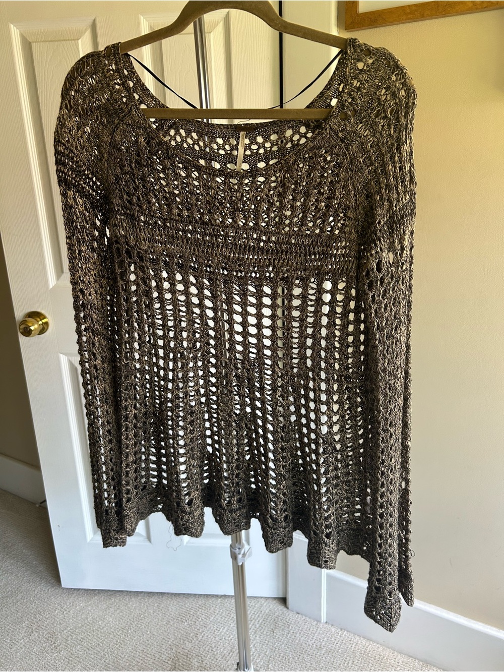 Wonderful Free People brown& black Open-Knit Long Sleeve Women’s Sweater. Small